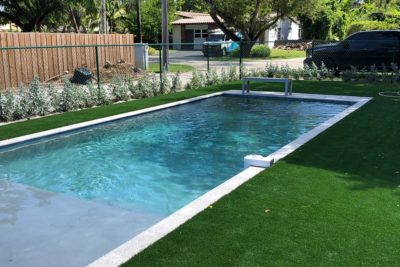 Choosing Between Artificial Turf and Natural Grass for the Pools around