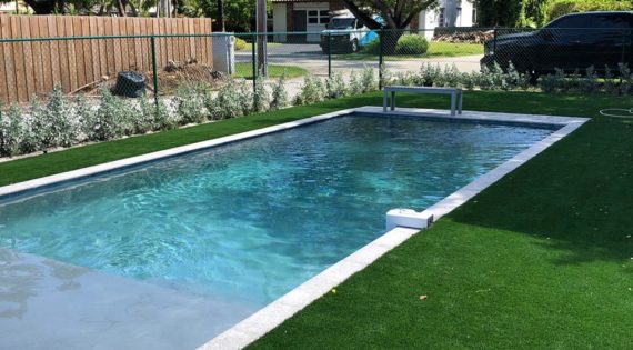 Choosing Between Artificial Turf and Natural Grass for the Pools around